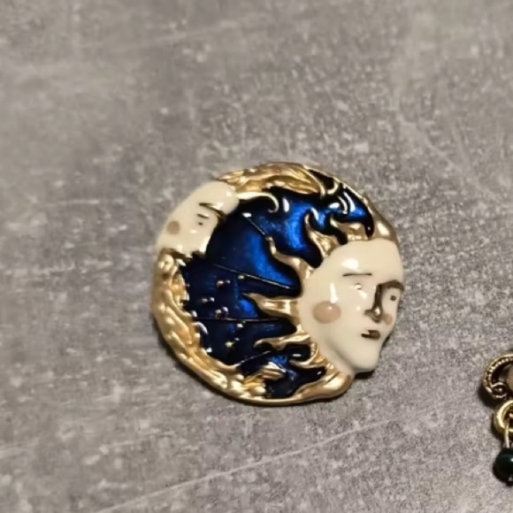 La Petite Soleil Sun Moon Brooch - Picture 7 of 13